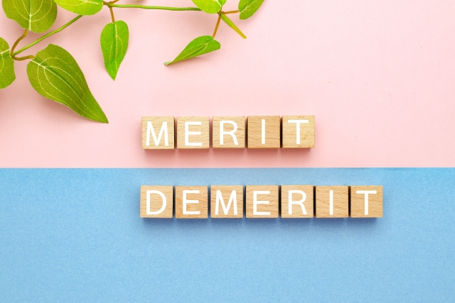 merit、demeritと書かれた積み木